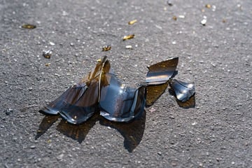 Racheakt? Spielende Kinder mit Glasflasche beworfen