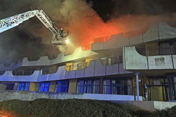 Feuerwehr mit Großeinsatz: Ehemaliges Seniorenheim in Flammen