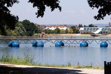 Drama im Freiburger Seepark: Nichtschwimmer (17) rutscht von Brücke - Polizei sucht mutige Lebensretter