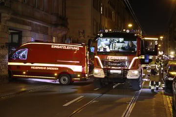 Dresden: Feuerwehreinsatz in Dresden-Neustadt: Einsatzkräfte müssen in Bar eindringen