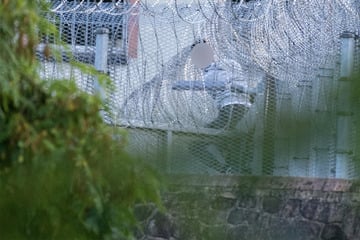 Spektakulärer Fluchtversuch in Waldheim: Häftling bleibt an Mauer hängen