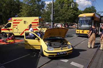Unfall am Dynamo-Stadion: VW Golf kollidiert mit Straßenbahn, zwei Verletzte