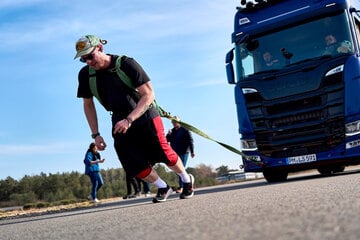 Berlin: Berliner Muskelmann stellt Weltrekord im Lkw-Ziehen auf