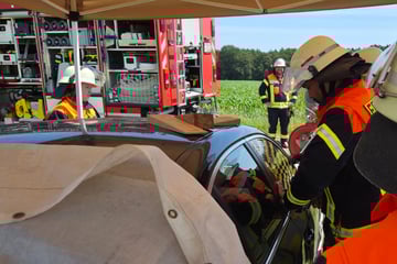 Kinder bei brütender Hitze in BMW gefangen! Feuerwehr muss Gewalt anwenden