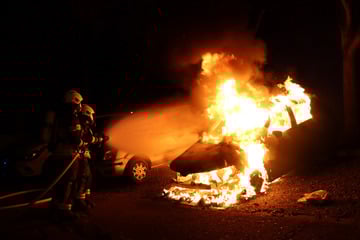 In Flammen: Auto brennt in Nacht zum Heiligabend vollständig aus