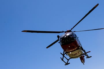 Frau verliert Kontrolle über Auto, nachdem Scheibe beschlägt: Jugendlicher Fußgänger schwer verletzt