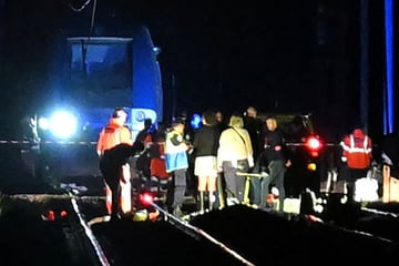 Vorsätzliche Tat? Ermittler finden nach Zugunglück mit 44 Verletzten Schiene auf den Gleisen