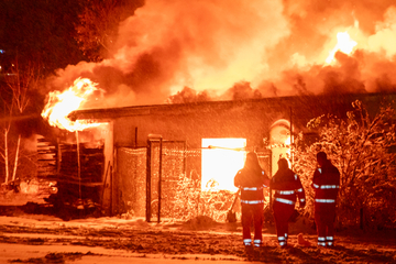 Feuerwehr kämpft gegen Großbrand im Erzgebirge: Fenster sollen geschlossen bleiben