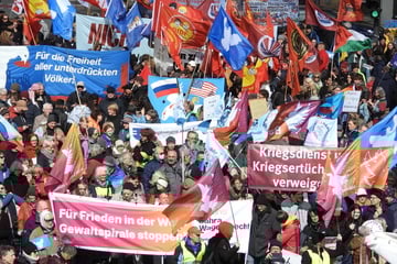 Bei Ostermarsch in Hamburg: Redner spricht von "hinterhältigem Verbrechen"