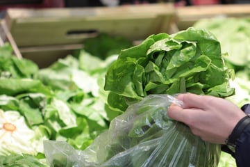 Kopfsalat als Wurfgeschoss: Parkplatz-Streit zwischen zwei Frauen eskaliert