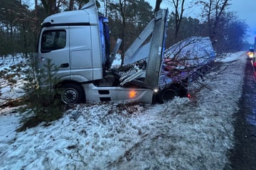 Lkw landet im Straßengraben: Unfallverursacher nimmt Reißaus