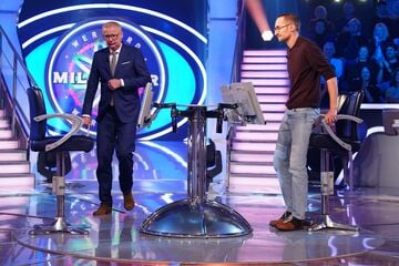 Wer wird Millionär: Lustiger Fauxpas bei "Wer wird Millionär": Kandidat merkt rein gar nichts - Publikum kugelt sich vor Lachen