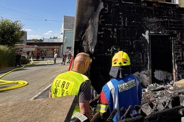 Feuer zerstört Fassade: Bewohnerin verletzt