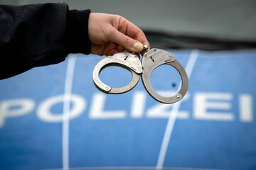Schüsse auf Auto in Ingolstadt: 18 Streifenwagen, zwei Festnahmen, mehrere Waffen