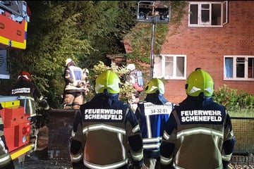 Anbau brennt: Flammen drohen auf Wohnhaus überzuspringen, Fenster schon kaputt