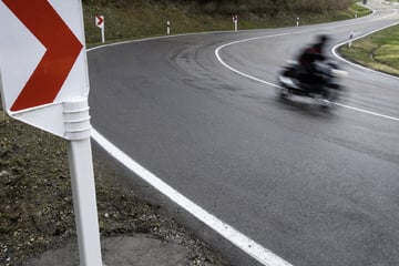 Motorrad und Pritschenwagen krachen auf Landstraße zusammen: Kölnerin wird tödlich verletzt