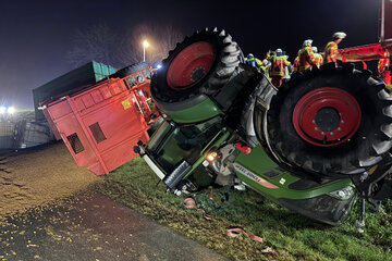 Frontalcrash beim Überholen: Traktor überschlägt sich, mehrere Schwerverletzte