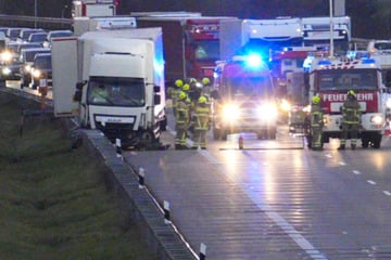 Unfall A9: Lastwagen kracht in Leitplanke: A9 bei Leipzig wieder frei