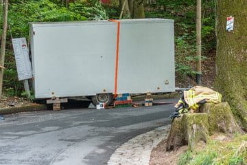 Anhänger rollt Berg hinab und erfasst Ehepaar: Mann reanimiert