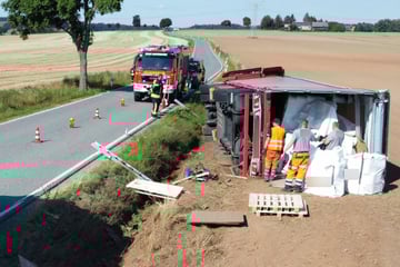Vollsperrung! Tonnenschwerer Laster in Sachsen umgekippt