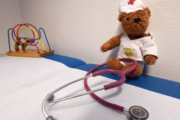 Kinderarzt soll Patienten sexuell missbraucht haben: Polizei hofft auf weitere Hinweise!