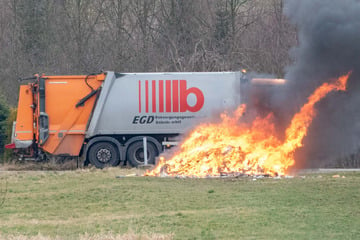 Explosion in Müllauto: Arbeiter reagieren goldrichtig