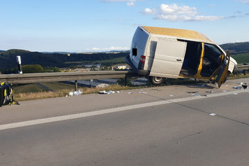 Unfall A71: VW-Fahrerin kommt auf A71 ins Schleudern: Kleintransporter bleibt auf Schutzplanke stehen