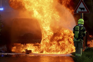 Chemnitz: Feuerwehreinsatz in Chemnitz: Auto geht in Flammen auf, Chevrolet war geklaut!