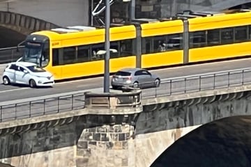 Unfall auf Marienbrücke: Straßenbahn erfasst Auto