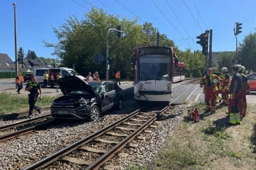 Entgleist: Auto stößt in Erfurt mit Straßenbahn zusammen
