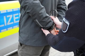 Berlin: Duo stößt alte Frau zu Boden und klaut ihr die Handtasche