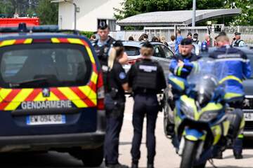 Er schrieb ihr zuvor Drohbriefe: 15-jähriger tötet Pädagogin in Schule mit einem Messer