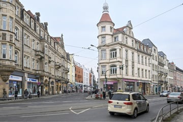 Dresden: Mann schiebt sein Rad über Straße und wird von Auto erfasst: Fahrerin macht sich aus dem Staub