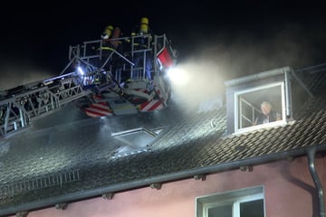 Hamburg: Wohnung brennt und Feuerwehr rettet Bewohner aus dem dritten Stock