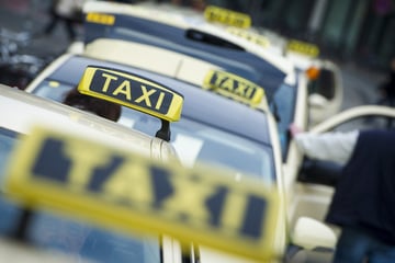 Mehrere Taxis mit Farbe und Stinkflüssigkeit beschmiert