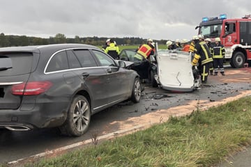 Schwerer Frontal-Crash: Feuerwehr schneidet lebensgefährlich Verletzten aus zerstörtem Golf