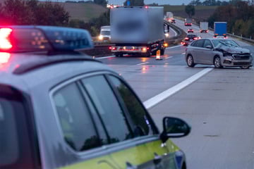 Unfall A14: Skoda kracht auf Lkw: A14 muss voll gesperrt werden