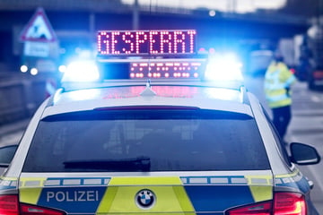 Unfall A46: Motorrad crasht ungebremst in Auto-Heck! Vollsperrung der A46 bei Düsseldorf