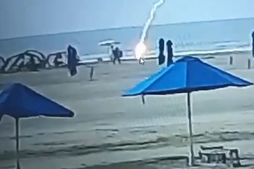 Fatal lightning strike on the beach caught in jolting video
