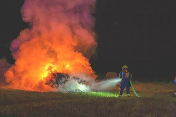 Mehrere Strohballen in Flammen: War es Brandstiftung?