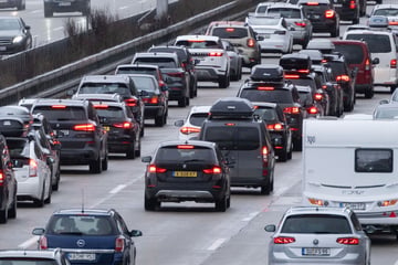 Unfall A3: Auto rast in mobile Warntafel: Vollsperrung der A3 bei Duisburg