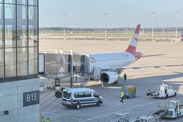 Berlin: Er sollte abgeschoben werden: Mann randaliert in Flugzeug am BER, alle müssen raus