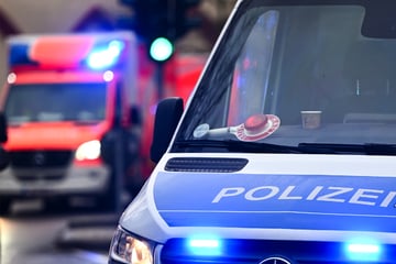 Auto kracht frontal gegen Unterführung: Senioren sterben noch vor Ort