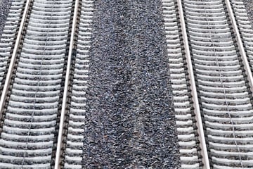 Hitze verzieht Schienen: Deutsche Bahn sperrt Zugstrecken in Bayern