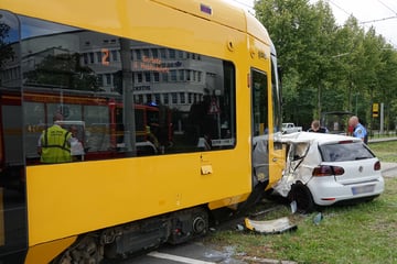 Golf biegt falsch ab, kollidiert mit Bahn: Schwangere, Kind und zwei weitere Insassen in Klinik