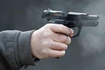 Anwohner hören plötzlich Schüsse: Polizei beschlagnahmt mehrere Waffen