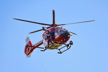 Auto gerät auf Gegenspur: Rettungshubschrauber bringt schwer verletzten Mann in Klinik