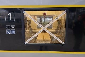 Zug der MRB beworfen: Scheibe gesplittert