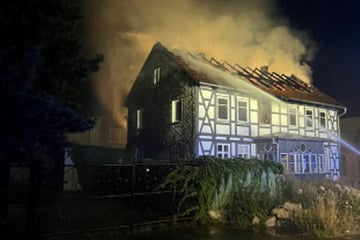 Sechsstelliger Schaden! Fachwerkhaus fängt Feuer, Kripo ermittelt
