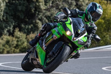 Völlig verrückt: Motorradfahrer rast mit über 100 Sachen innerorts und liefert bizarre Begründung